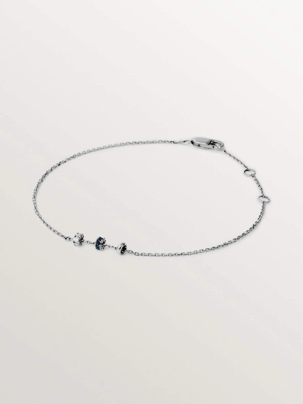 Pulsera de oro blanco de 9K con zafiros azules y diamantes