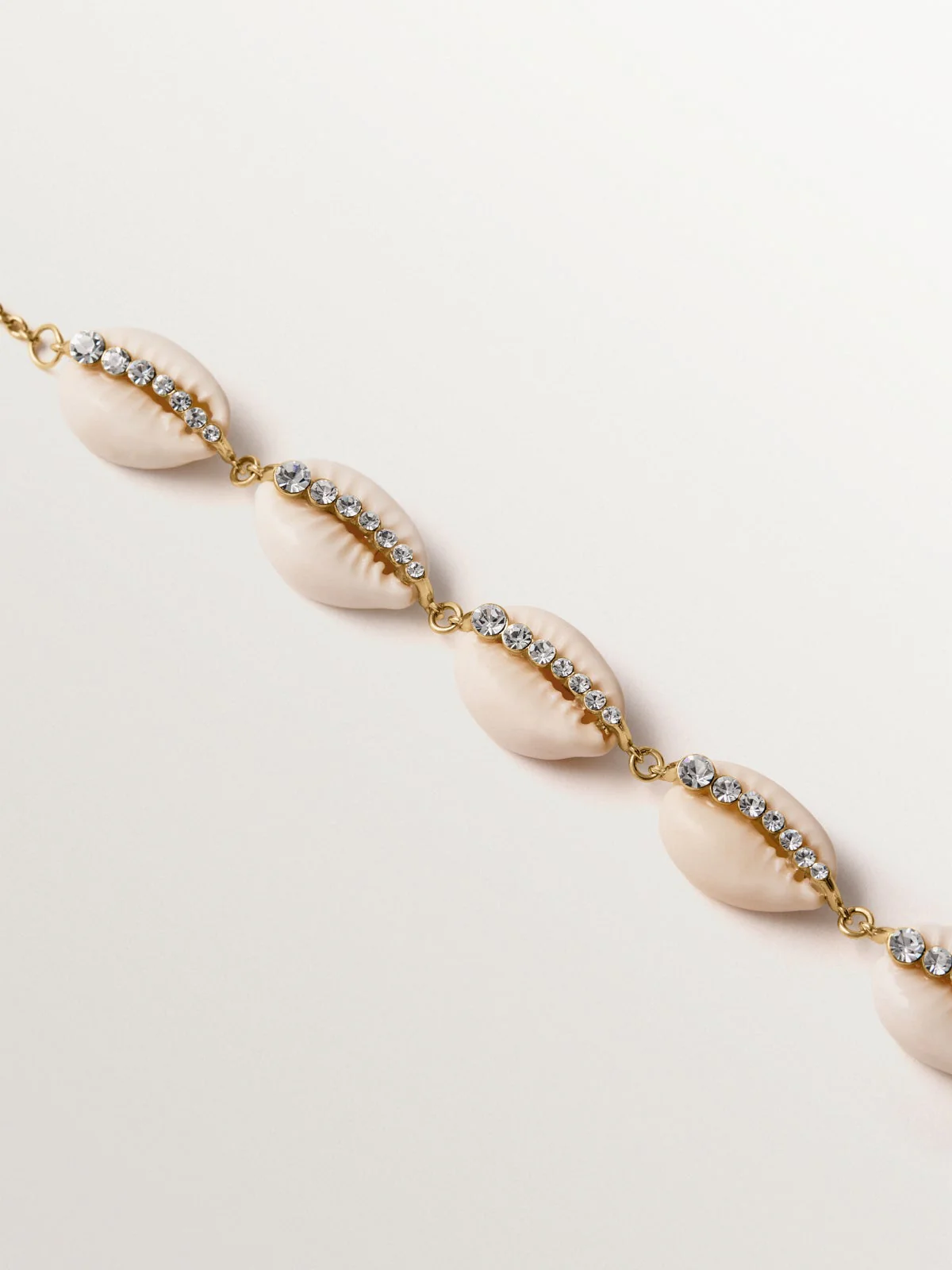 Pulsera de plata 925 bañada en oro amarillo de 18K con conchas blancas y cristales - Image 3