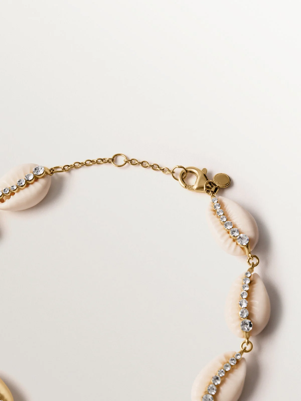 Pulsera de plata 925 bañada en oro amarillo de 18K con conchas blancas y cristales - Image 5